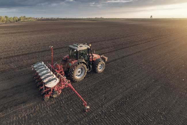 Machines agricoles à l'œuvre dans les champs